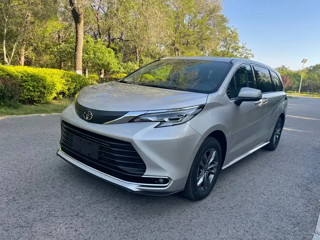 Toyota Sienna — фото 1