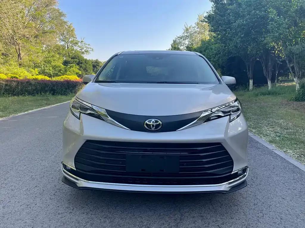 Toyota Sienna — фото 10