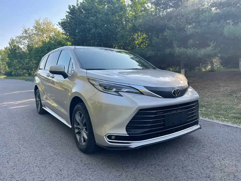 Toyota Sienna — фото 8