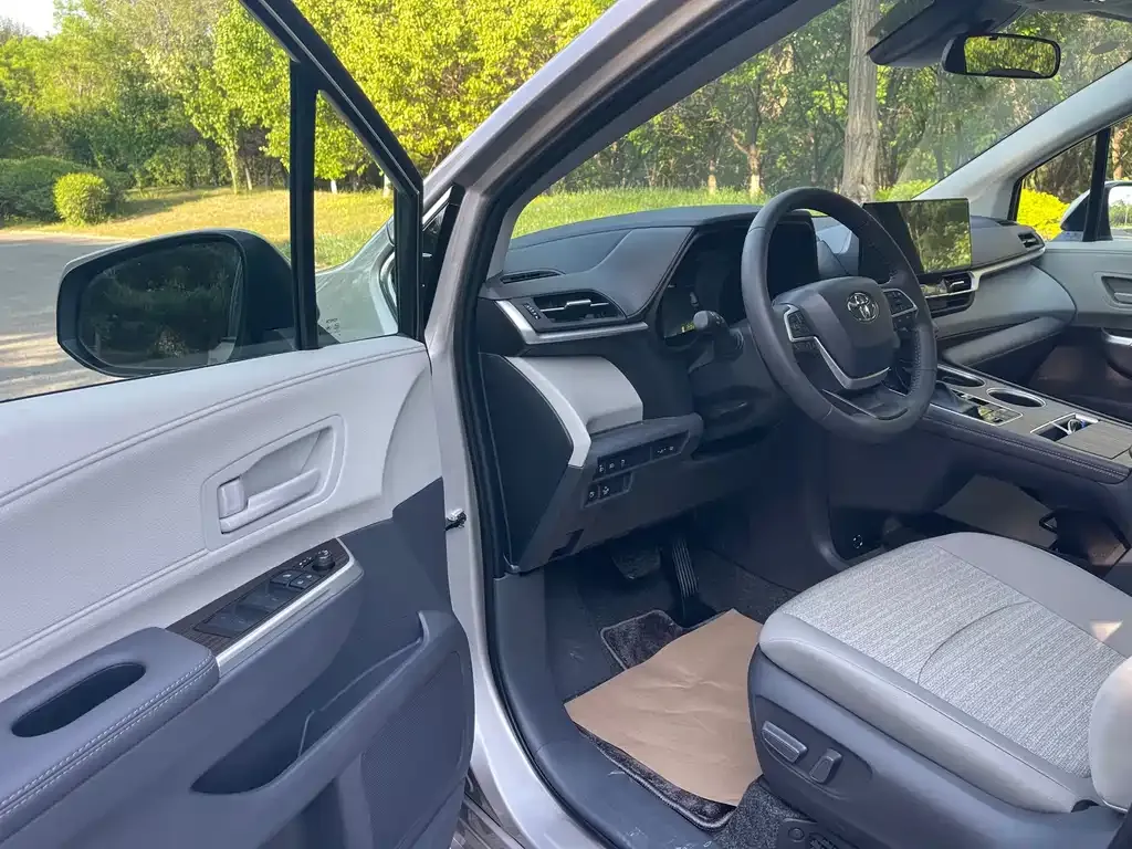 Toyota Sienna — фото 6