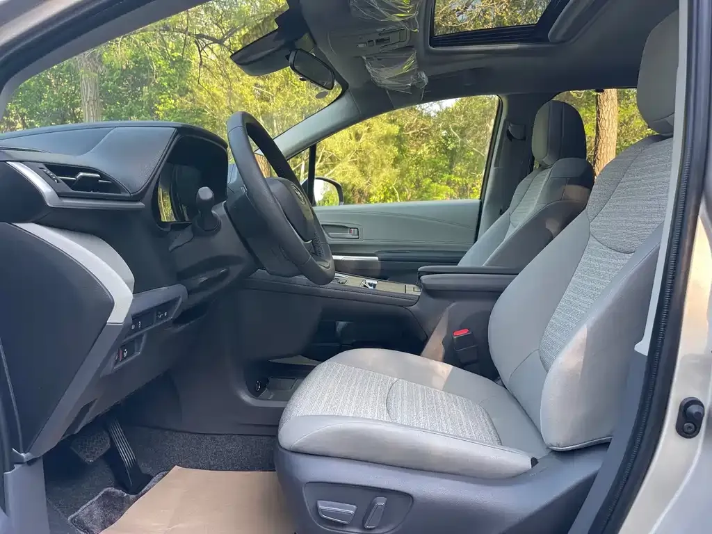 Toyota Sienna — фото 9