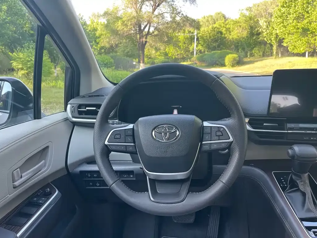 Toyota Sienna — фото 4