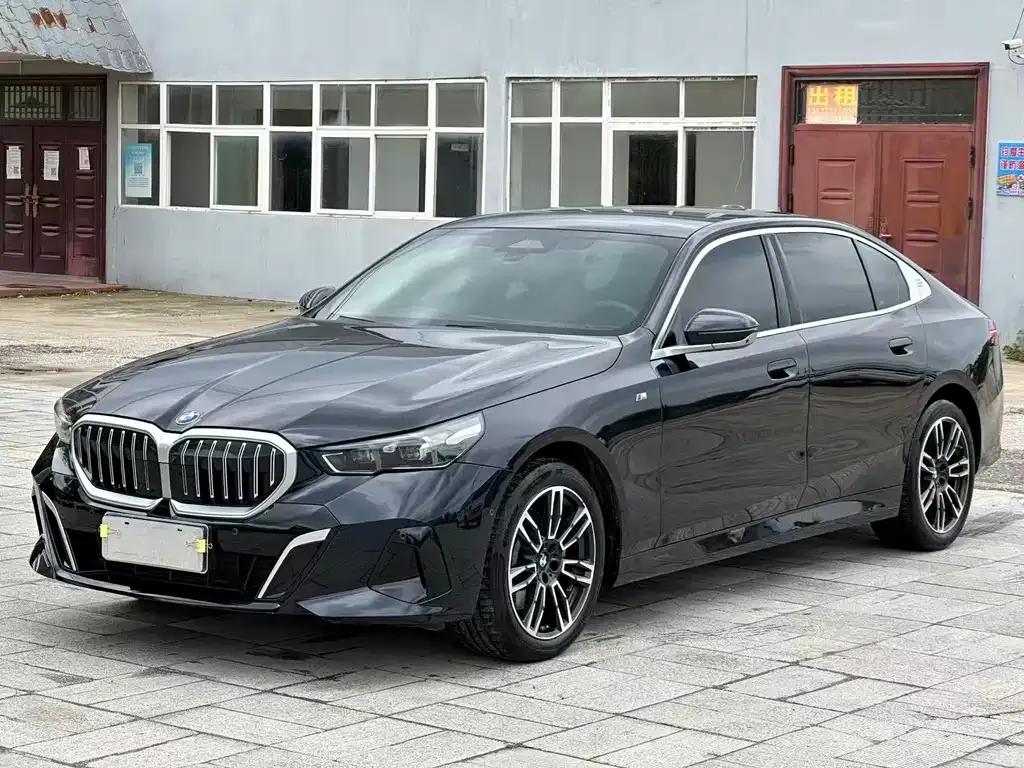 BMW 5 Series — фото 1