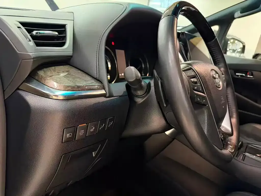 Toyota Vellfire — фото 10