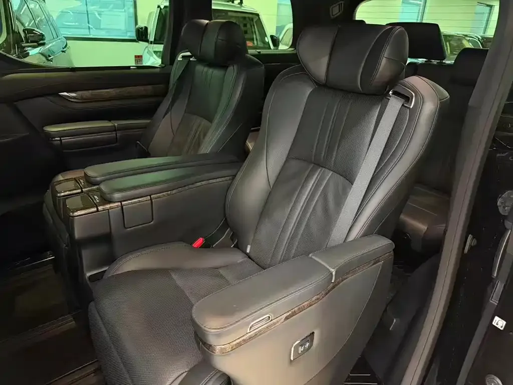 Toyota Vellfire — фото 7