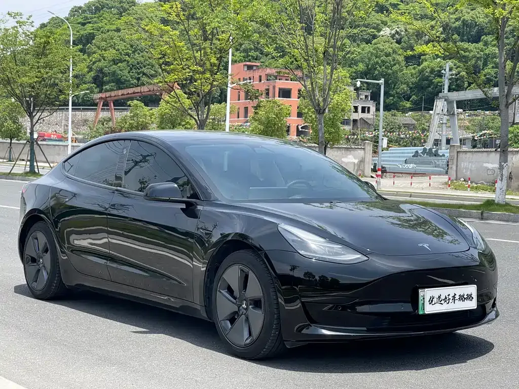 Tesla Model 3 — фото 1