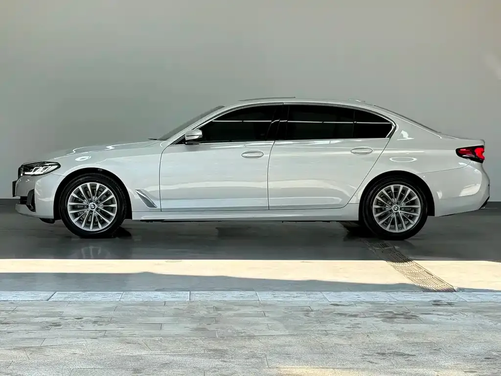 BMW 5 Series — фото 10