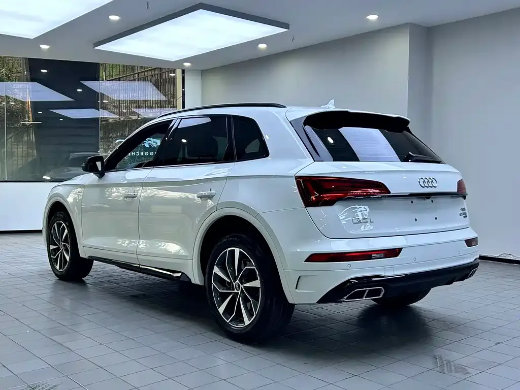 Audi Q5L — фото 8