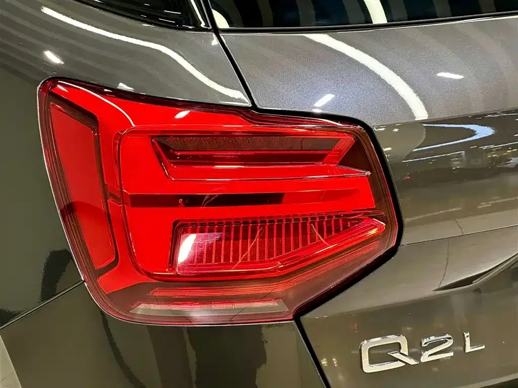 Audi Q2L — фото 8