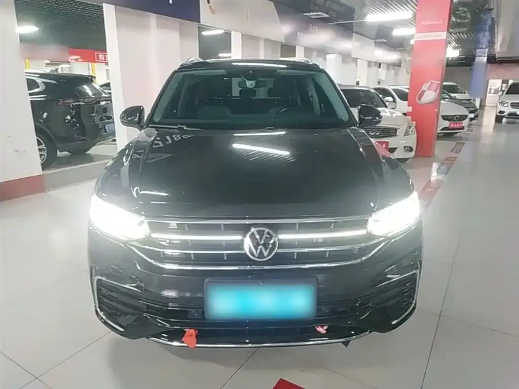 Volkswagen Tiguan L — фото 9