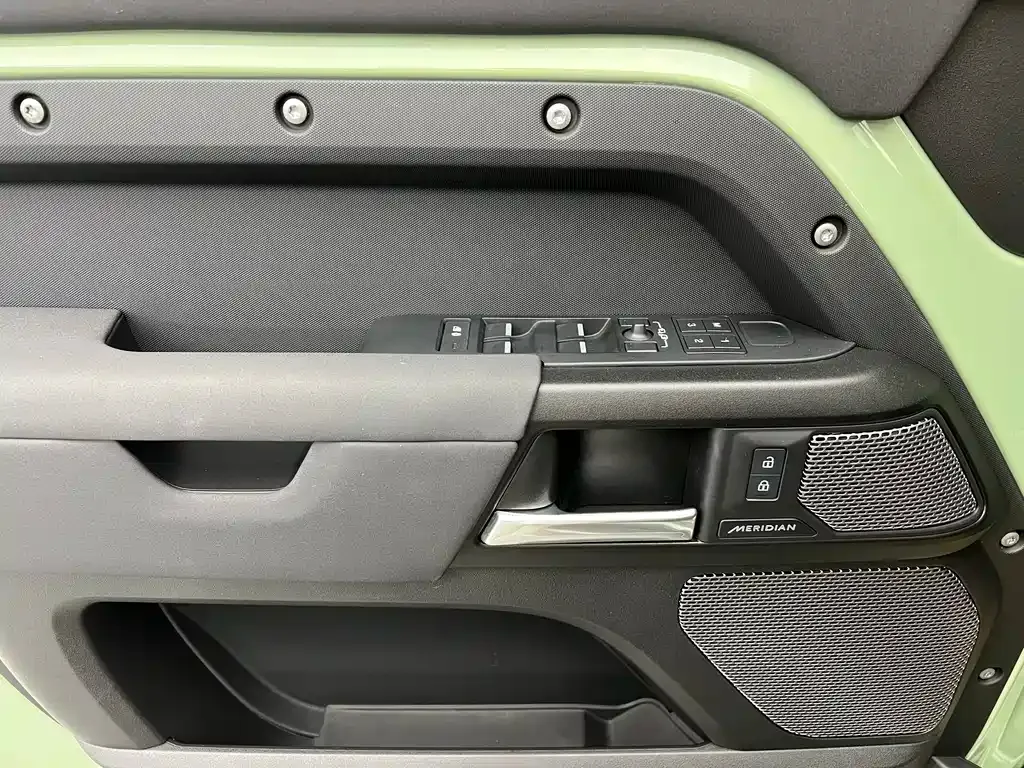 Land Rover Defender — фото 10