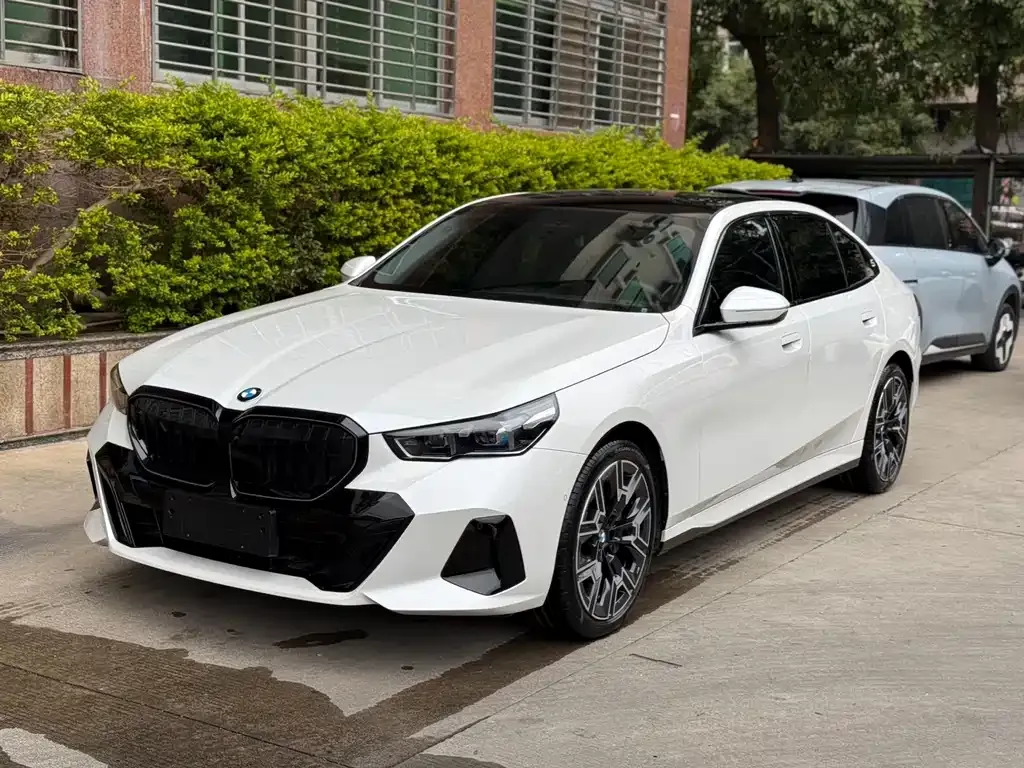 BMW 5 Series — фото 1