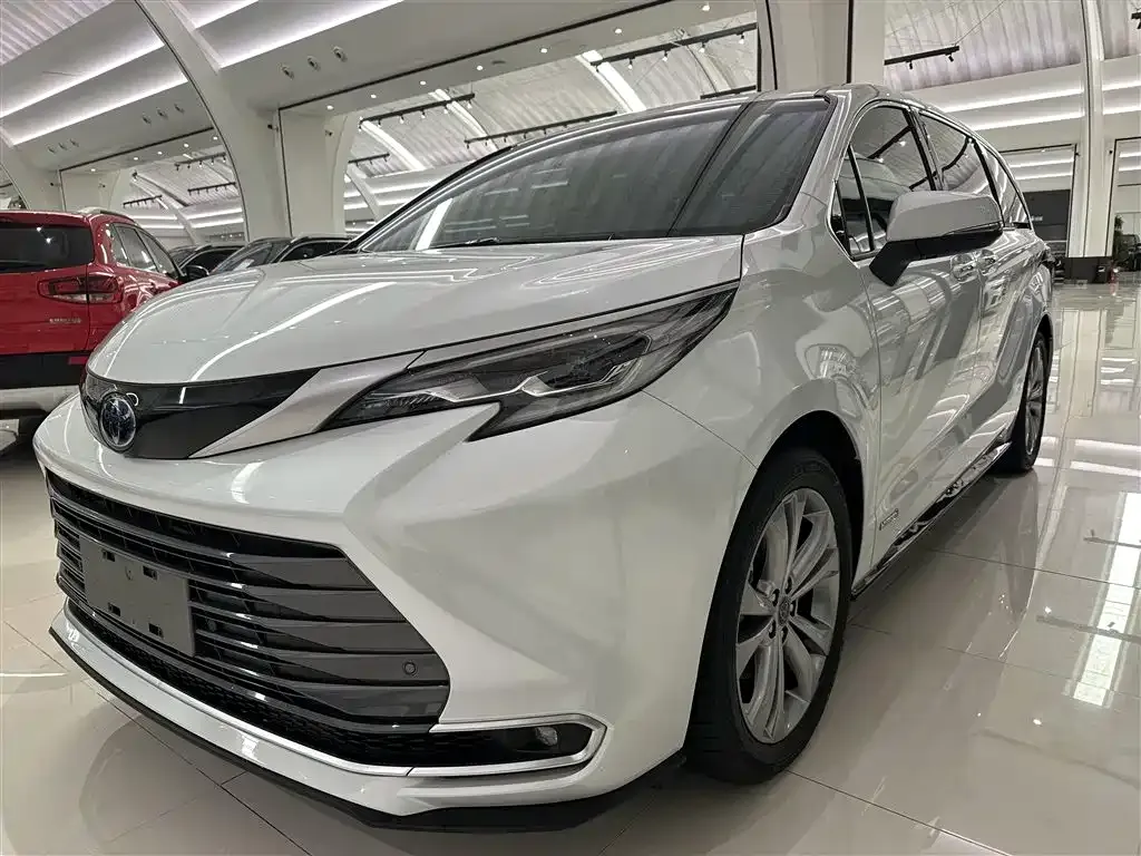 Toyota Sienna — фото 1