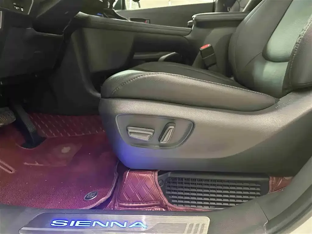 Toyota Sienna — фото 10
