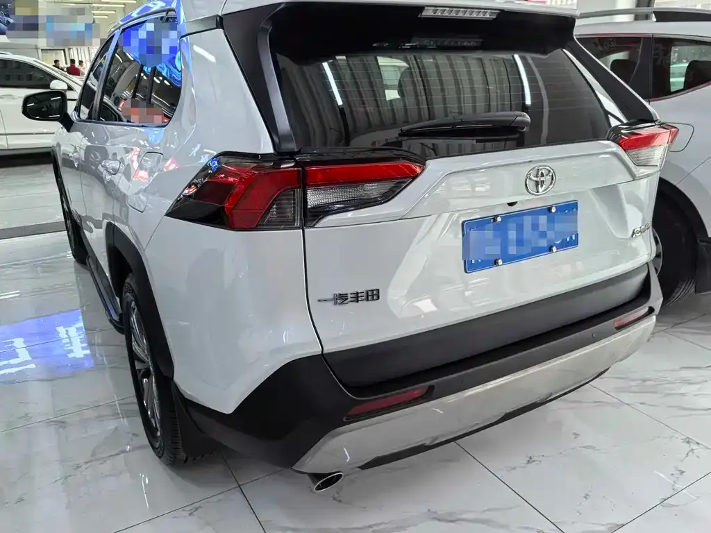Toyota RAV4 — фото 7