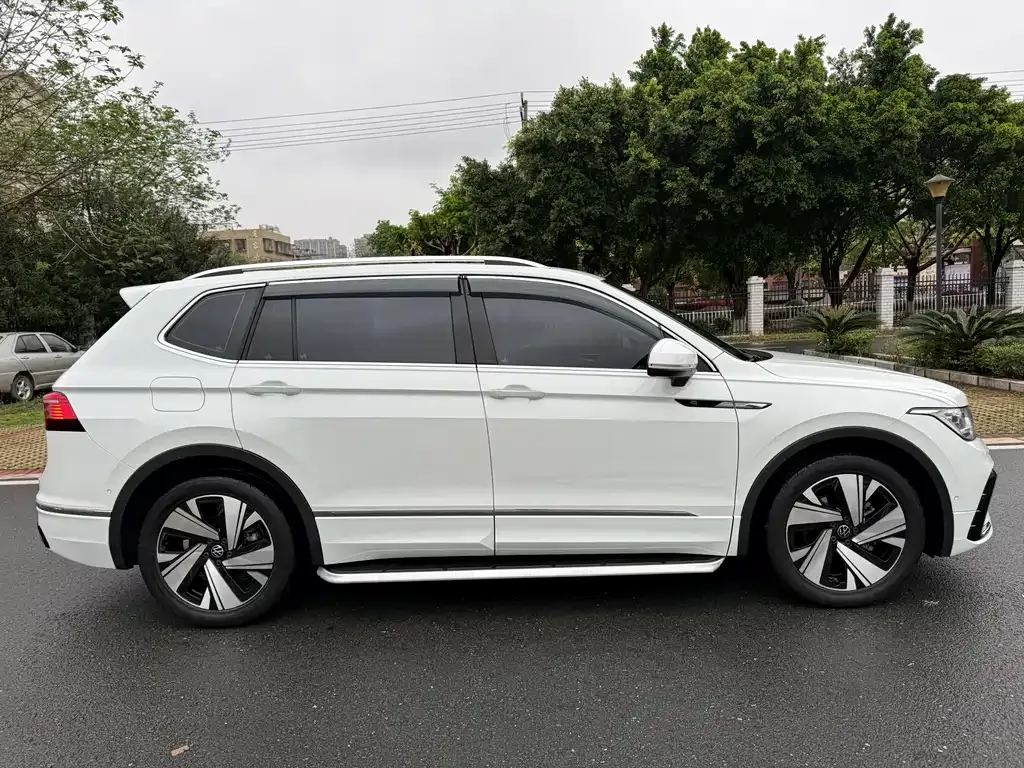 Volkswagen Tiguan L — фото 10