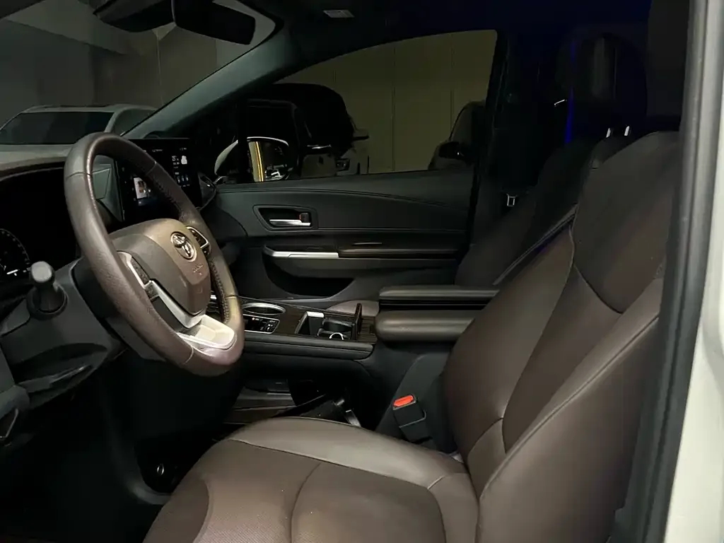 Toyota Granvia — фото 3
