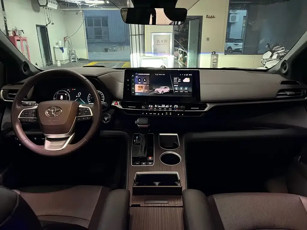 Toyota Granvia — фото 8