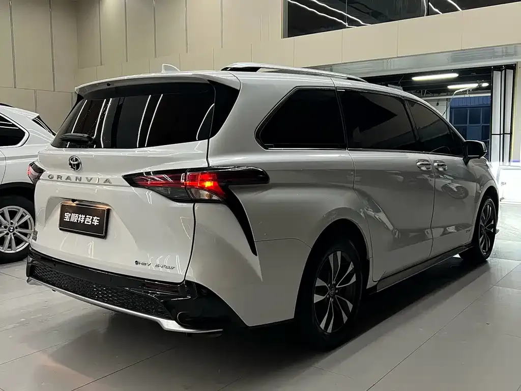 Toyota Granvia — фото 5
