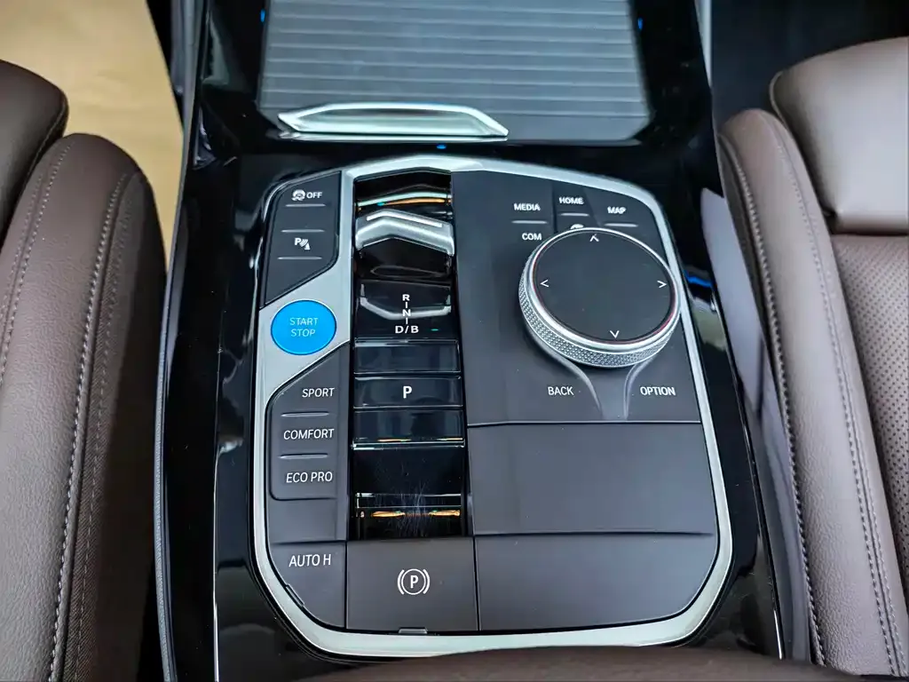 BMW iX3 — фото 10
