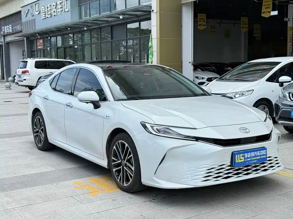 Toyota Camry — фото 1