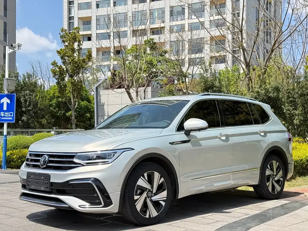 Volkswagen Tiguan L — фото 1