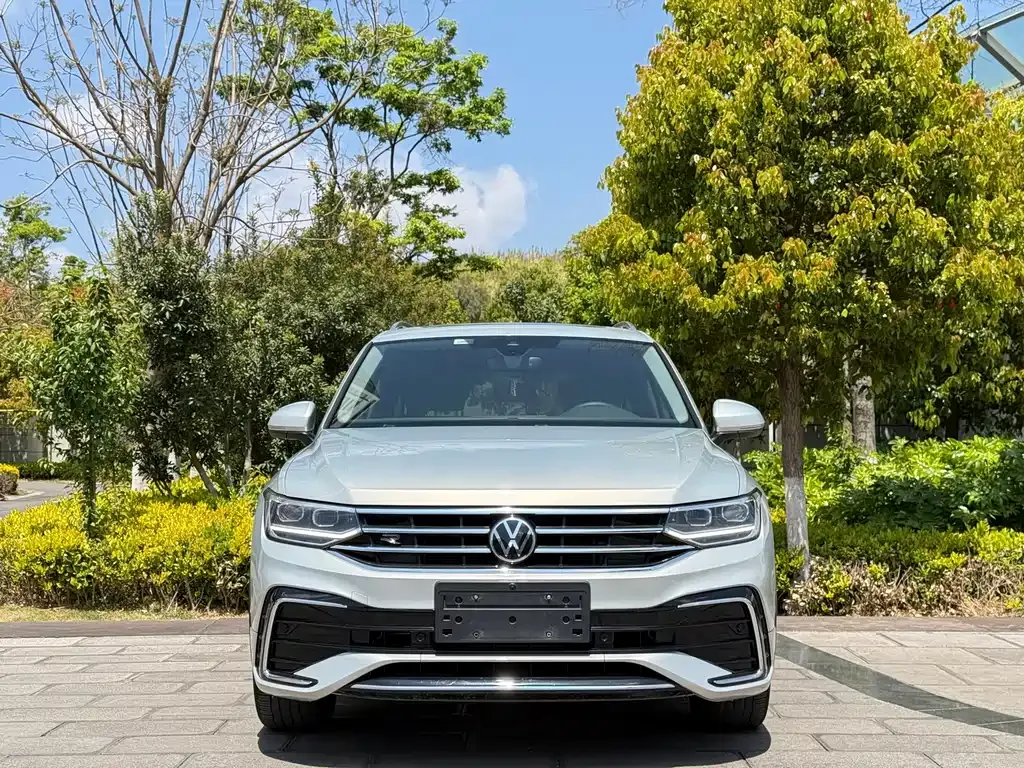 Volkswagen Tiguan L — фото 10