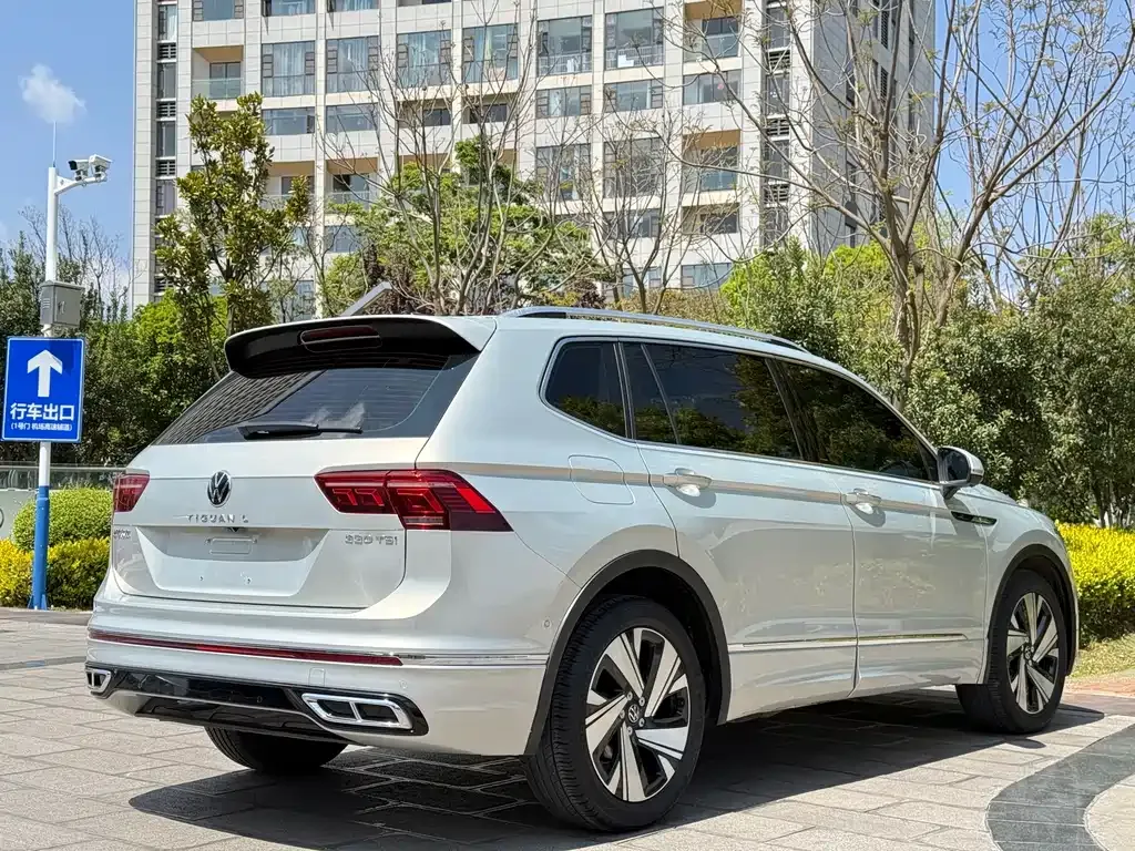 Volkswagen Tiguan L — фото 9