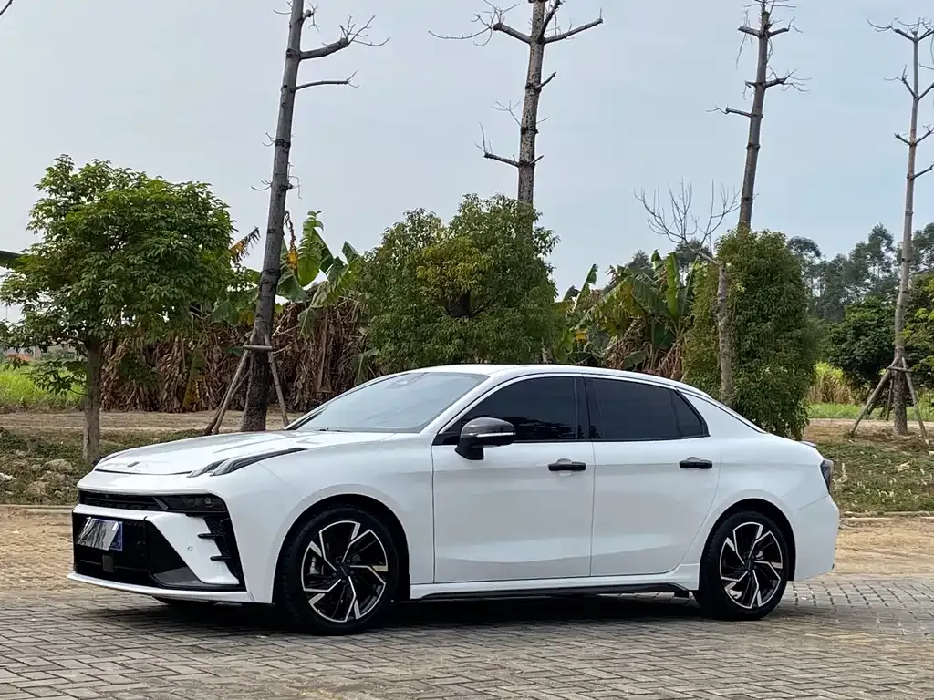 Lynk & Co 03
