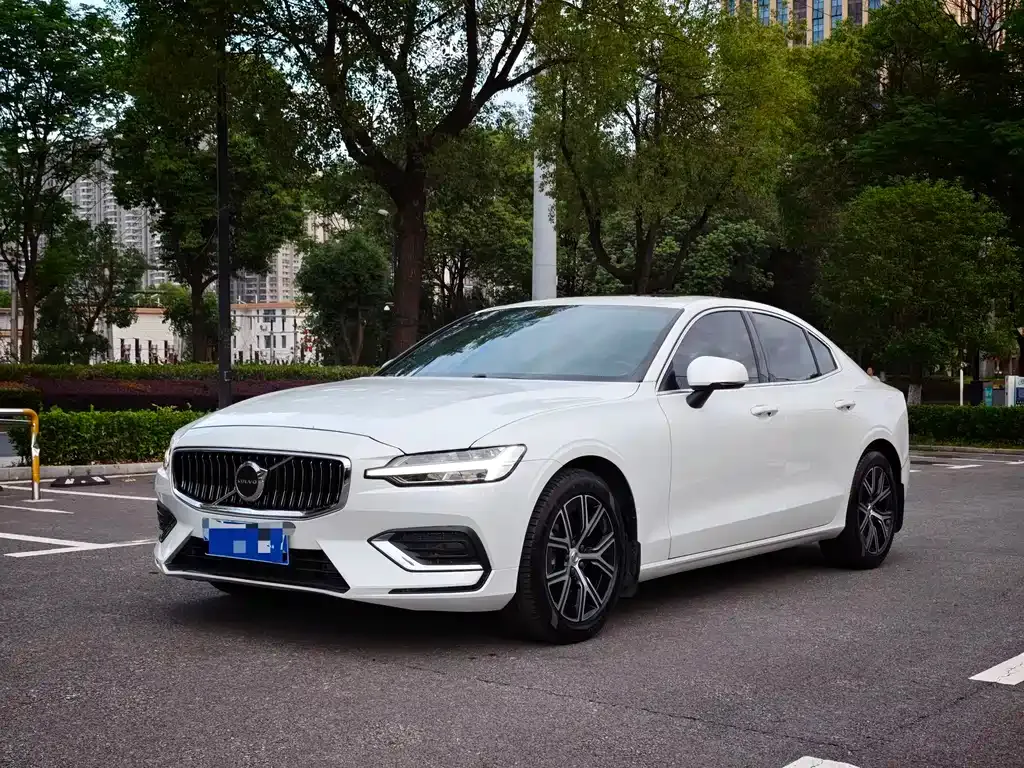 Volvo S60 — фото 1