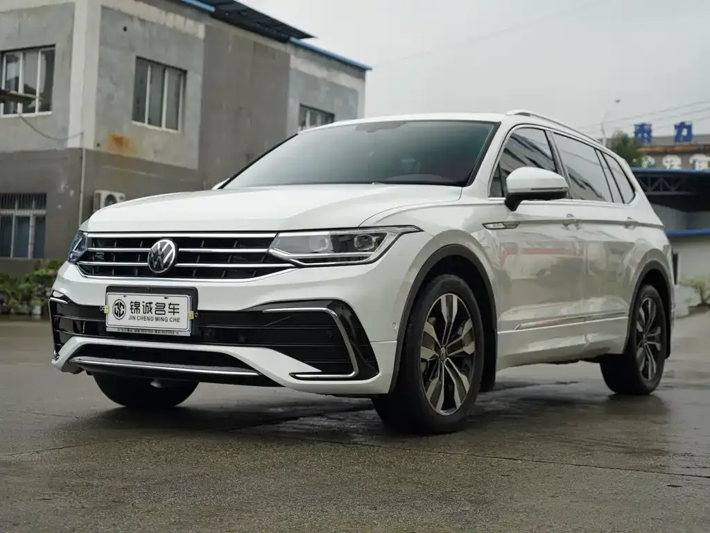 Volkswagen Tiguan L — фото 1