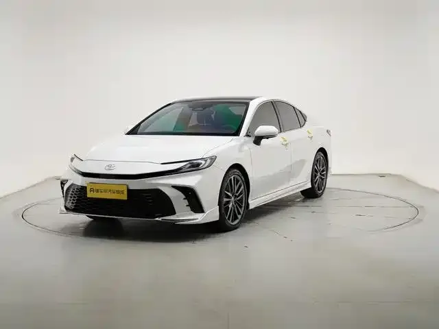 Toyota Camry — фото 1