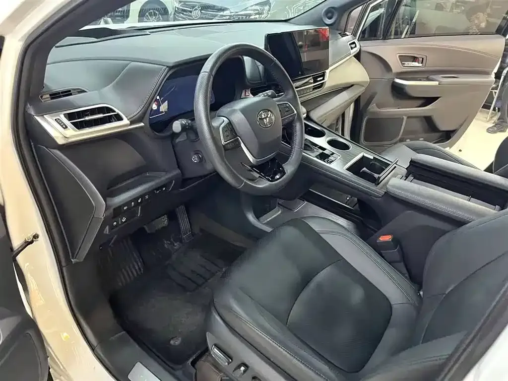 Toyota Granvia — фото 4