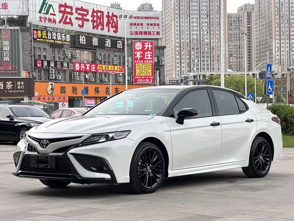 Toyota Camry — фото 1