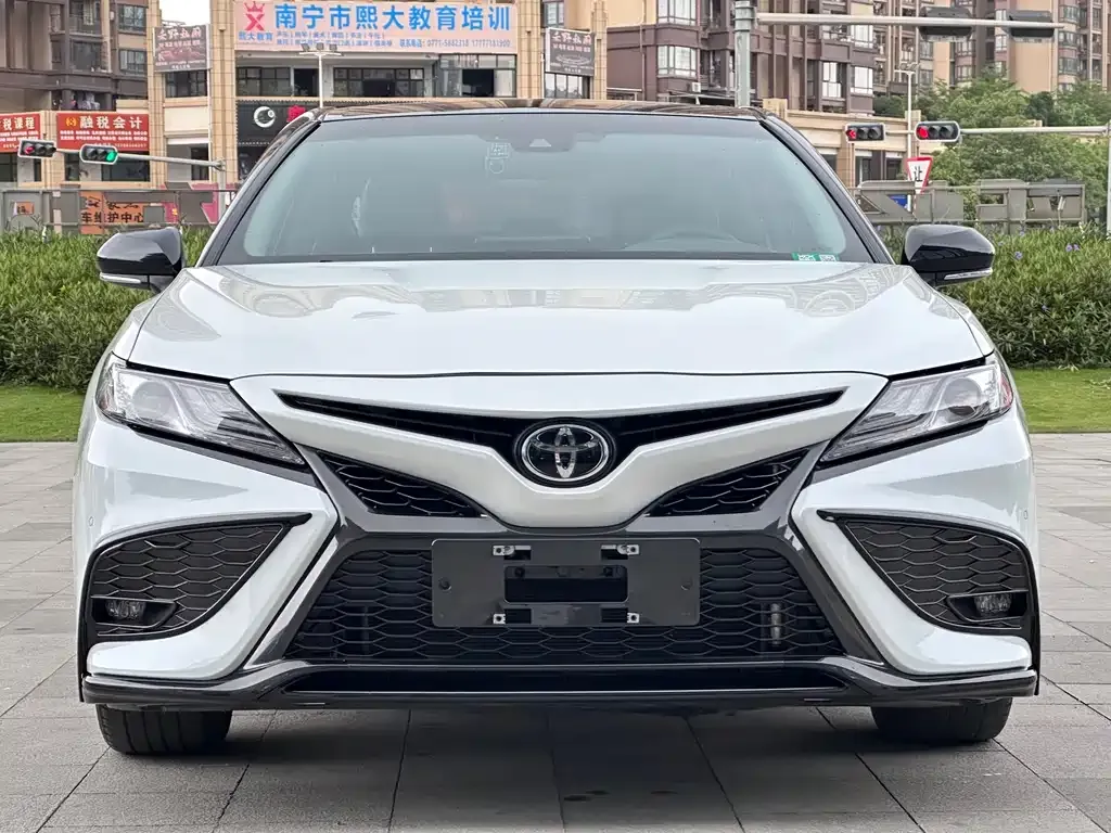 Toyota Camry — фото 5