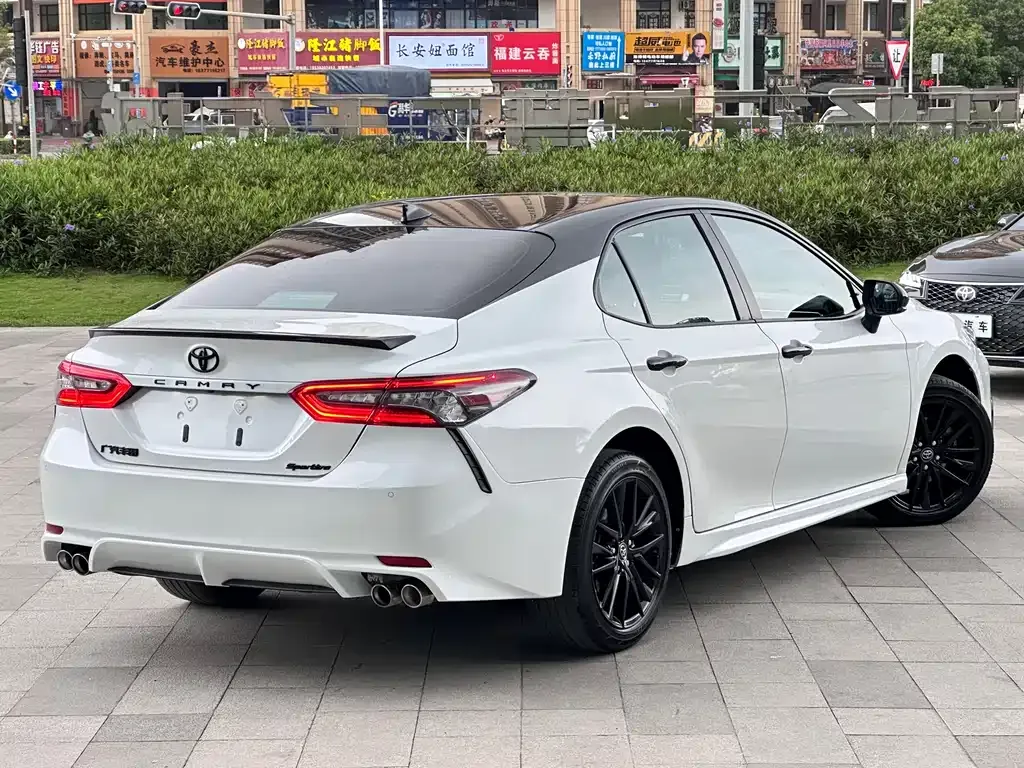 Toyota Camry — фото 10