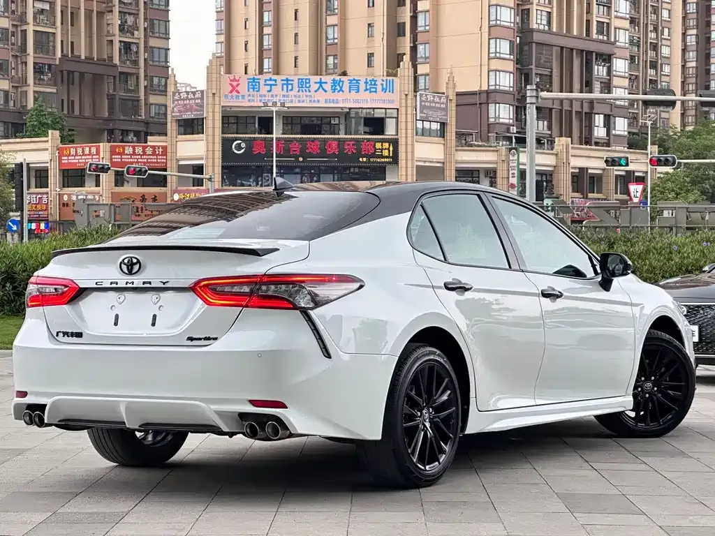 Toyota Camry — фото 9
