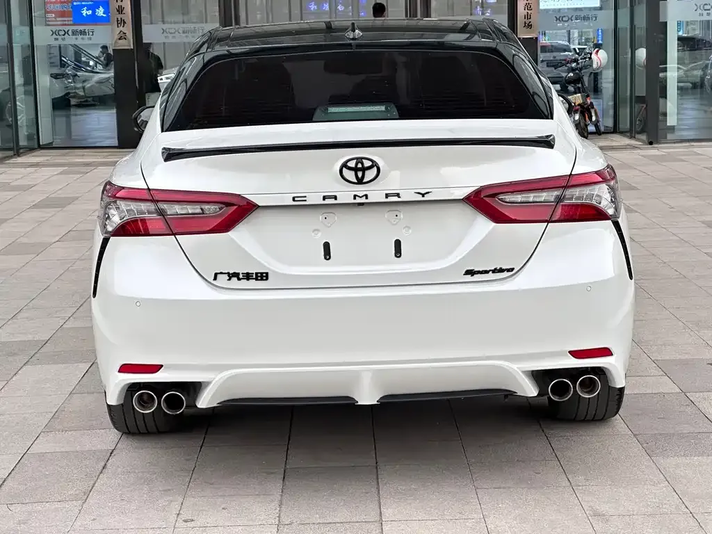 Toyota Camry — фото 4