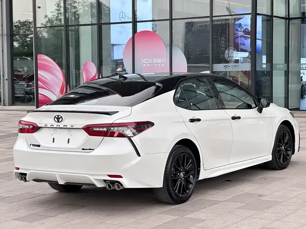 Toyota Camry — фото 2