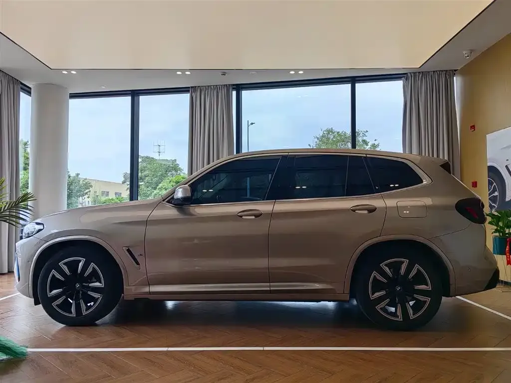 BMW iX3 — фото 2