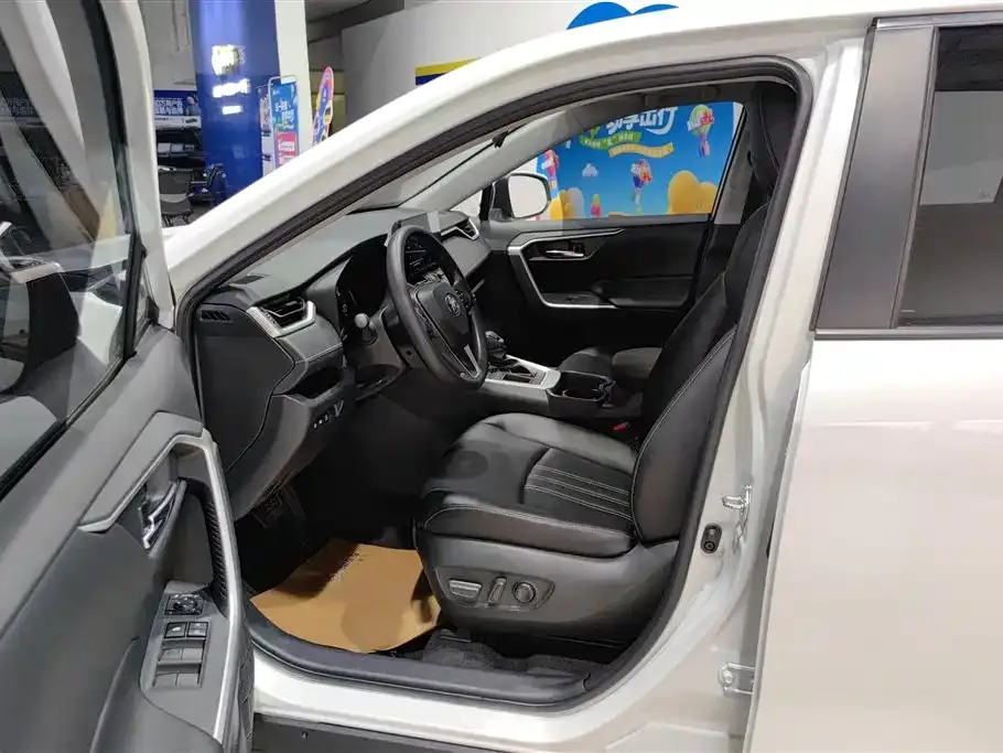 Toyota RAV4 — фото 10
