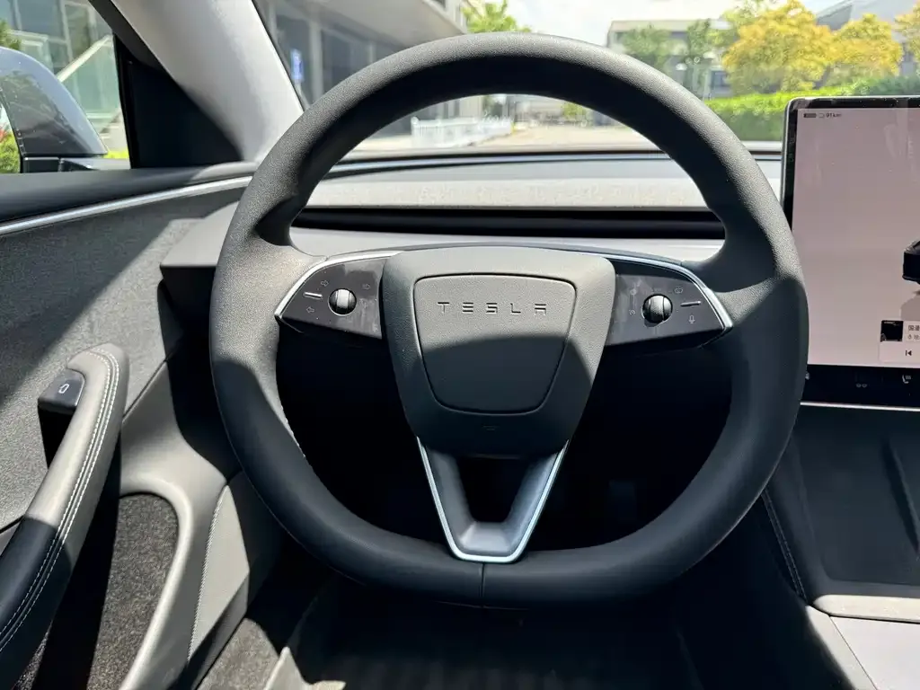 Tesla Model 3 — фото 5