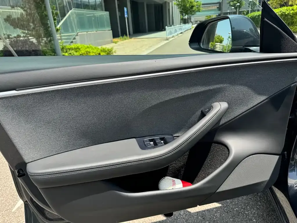 Tesla Model 3 — фото 3