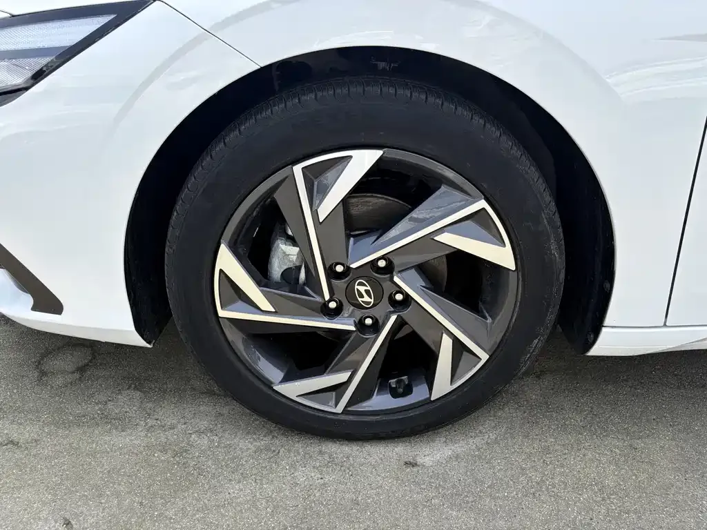 Hyundai Elantra — фото 10