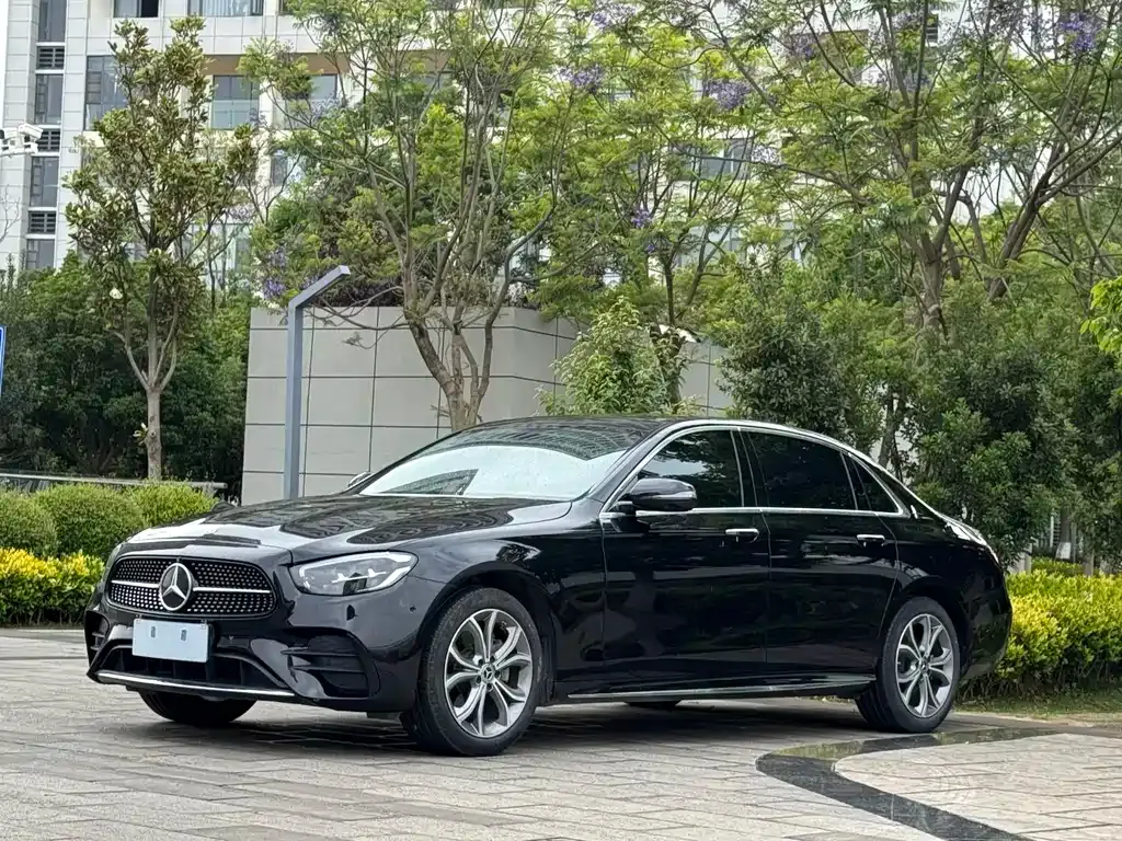 Mercedes-Benz E-Class — фото 1