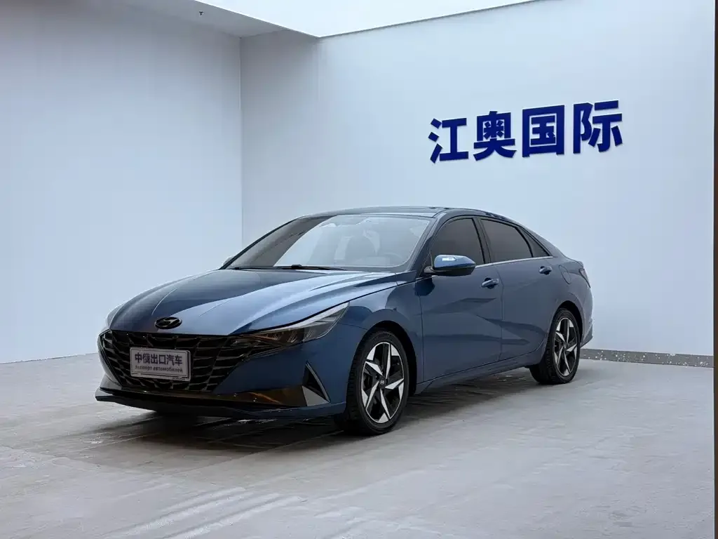 Hyundai Elantra — фото 1