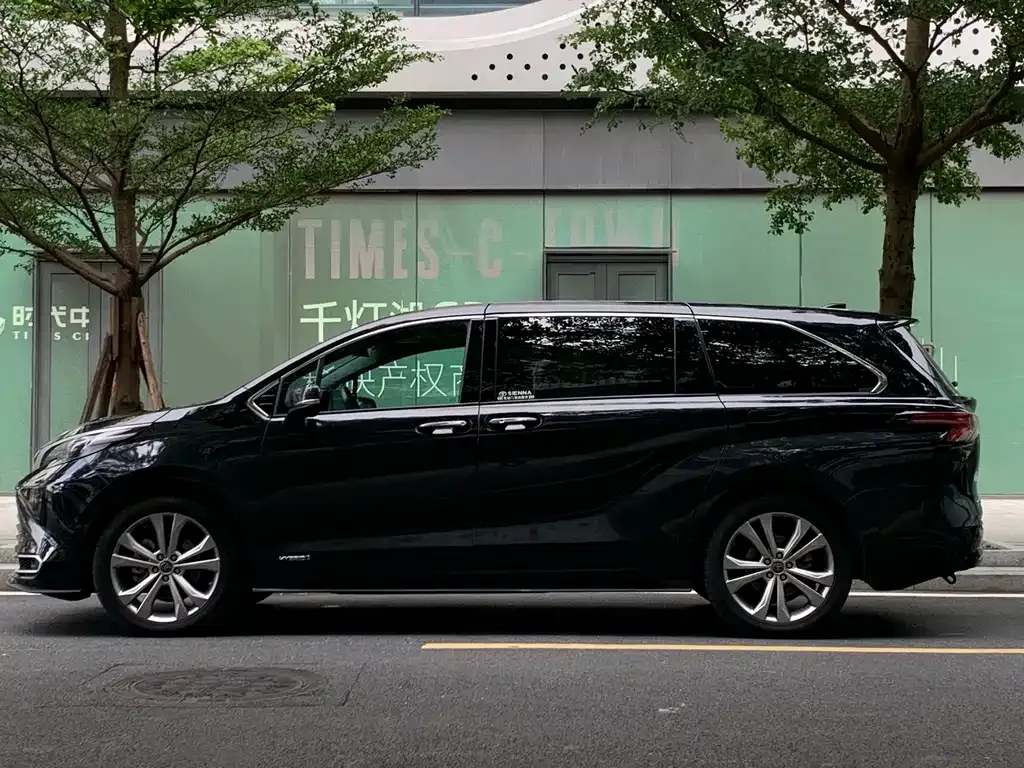 Toyota Sienna — фото 2