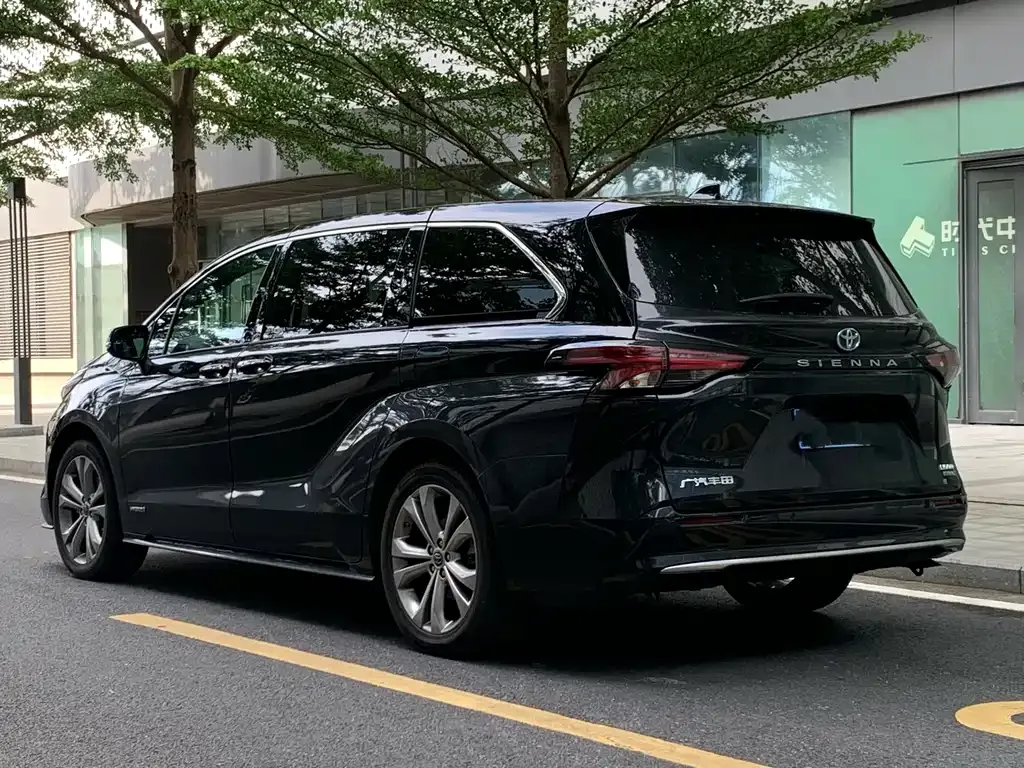 Toyota Sienna — фото 6