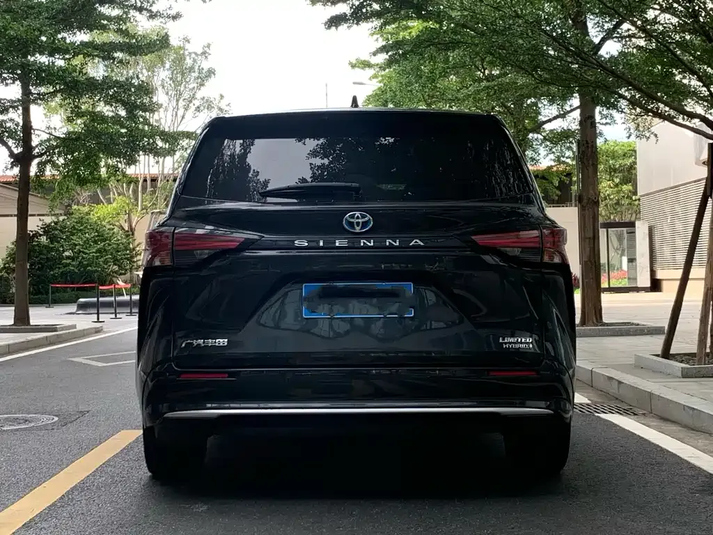 Toyota Sienna — фото 3