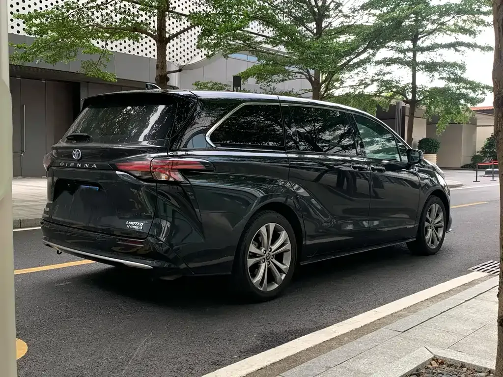 Toyota Sienna — фото 9